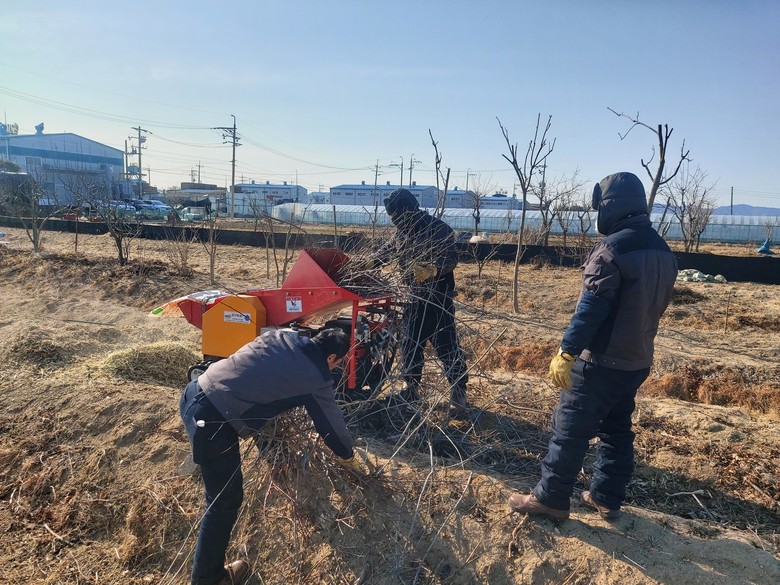 영농 부산물, 태우지 말고 파쇄하세요...